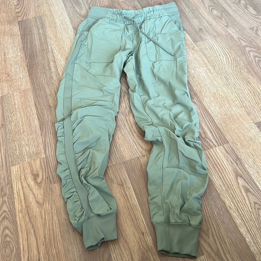 Lululemon beyond the studio jogger sz 6